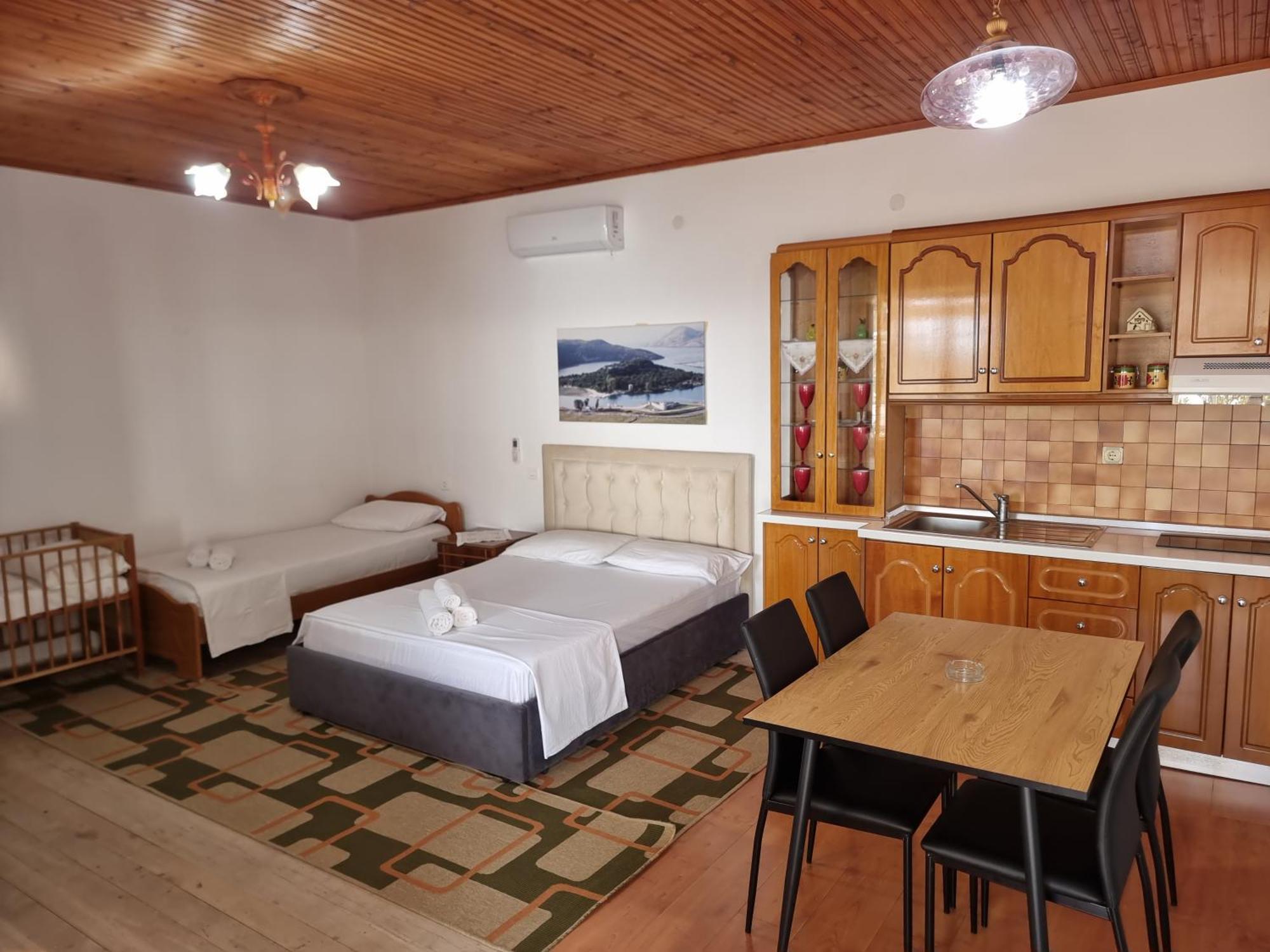 Lida'S House Hotel Lukove Room photo